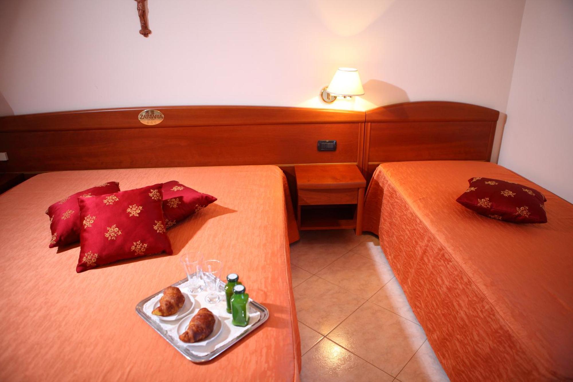 Hotel Za Maria Santo Stefano di Camastra Rum bild
