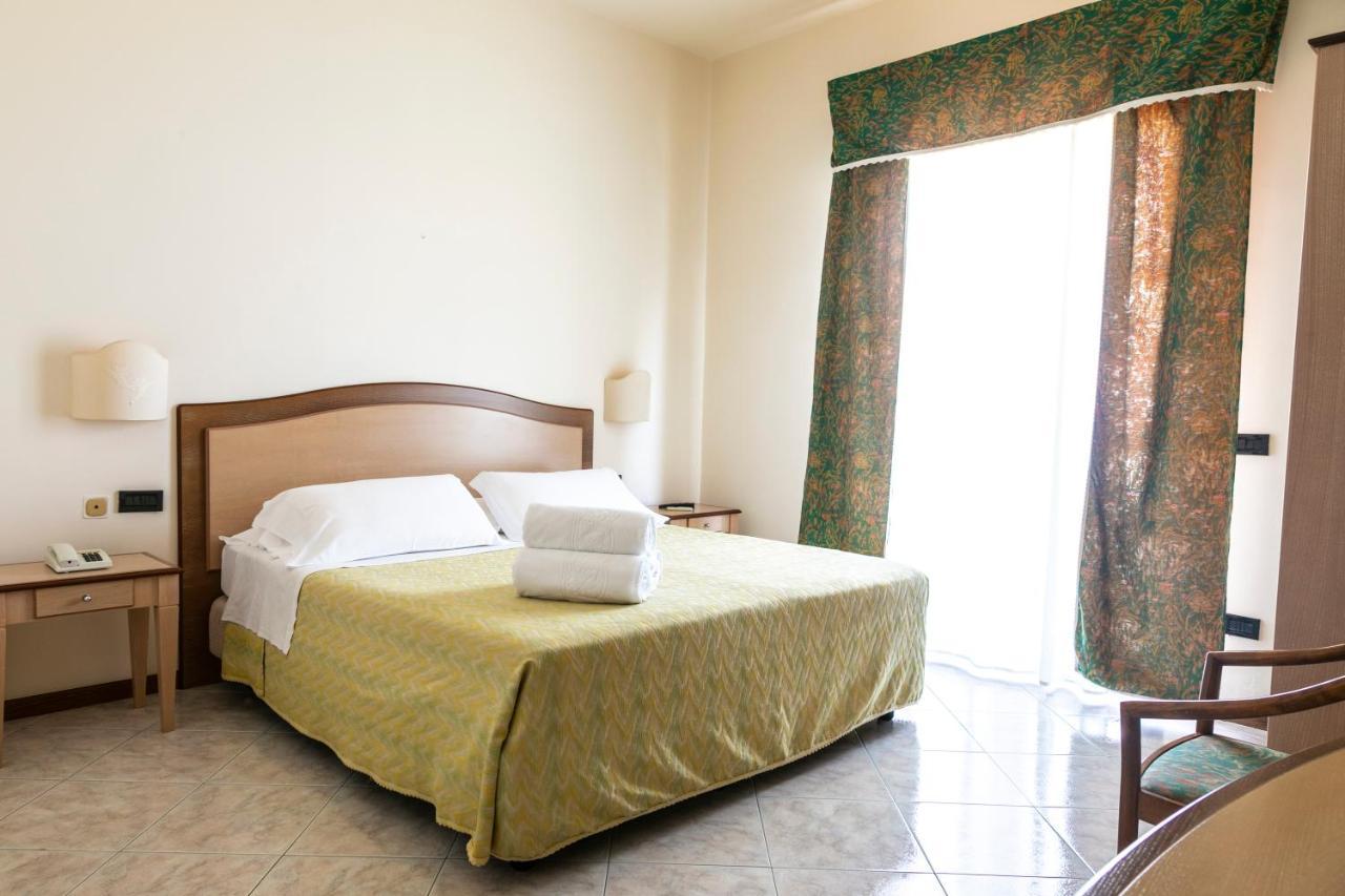 Hotel Za Maria Santo Stefano di Camastra Exteriör bild